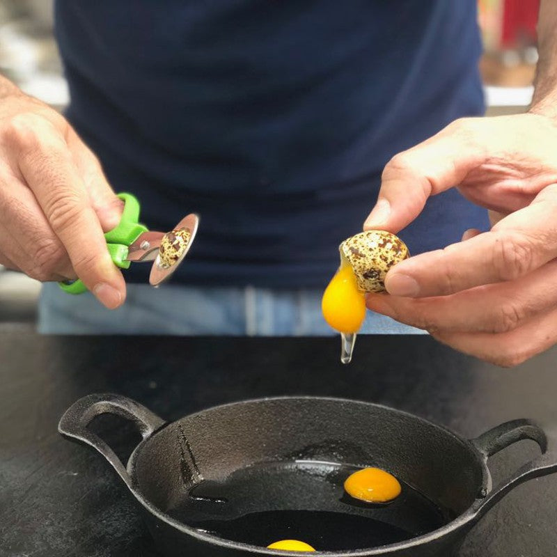Cómo abrir huevos de codorniz con tijera especializada