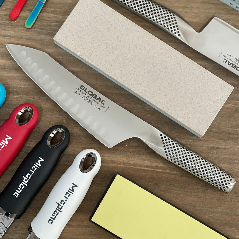 Cuchillo Global G-83 oriental alveolado de 18 cm en acero CROMOVA 18, vista lateral completa