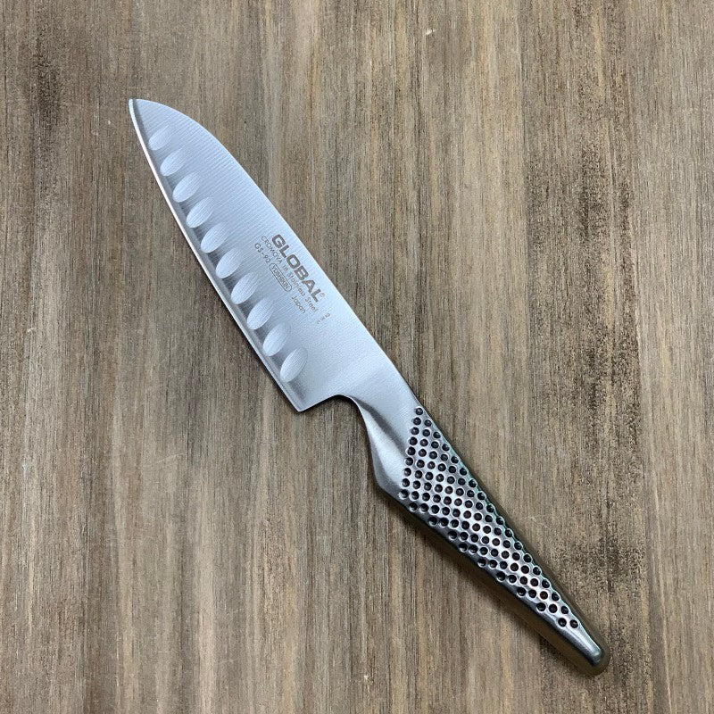 Cuchillo Global GS-90 santoku alveolado de 13 cm en acero CROMOVA 18, vista lateral completa