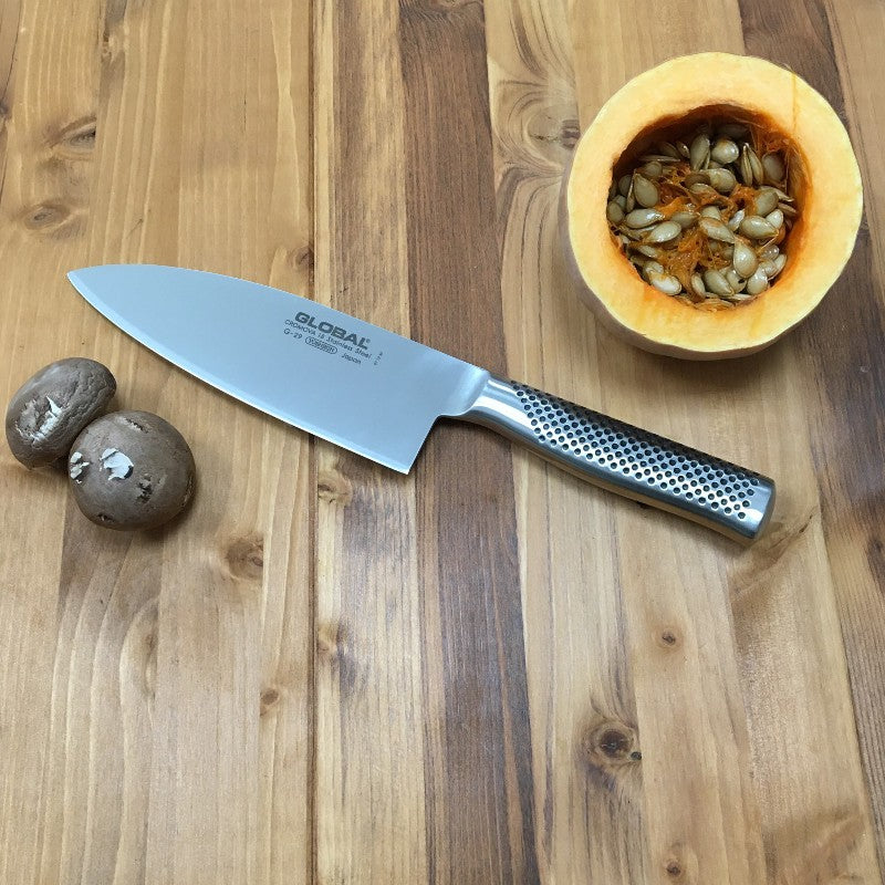 Vista frontal del cuchillo para pescado Global G-29 Serie G con hoja de 18 cm doble filo