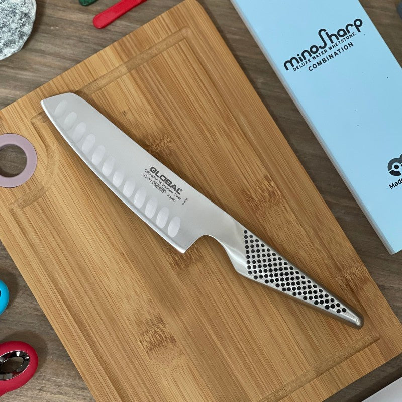 Cuchillo Global GS-91 de vegetales alveolado de 14 cm en acero CROMOVA 18, vista lateral completa