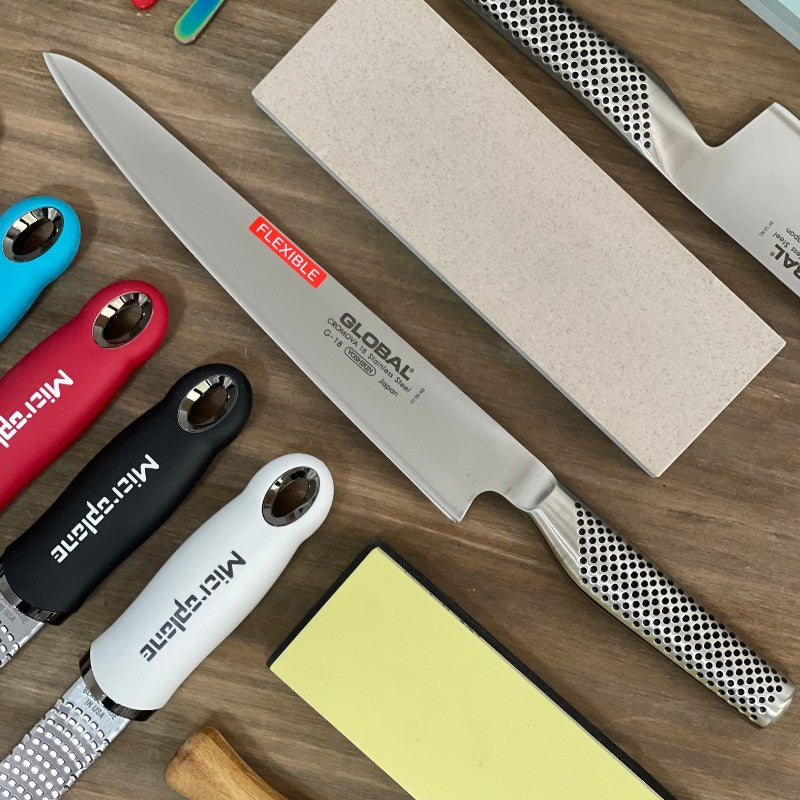 Cuchillo Global G-18 fileteador flexible de 24 cm en acero CROMOVA 18, vista lateral completa