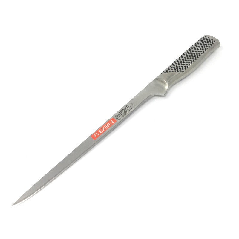 Cuchillo Global G-30 fileteador hoja estrecha sobre superficie de madera, perfil flexible