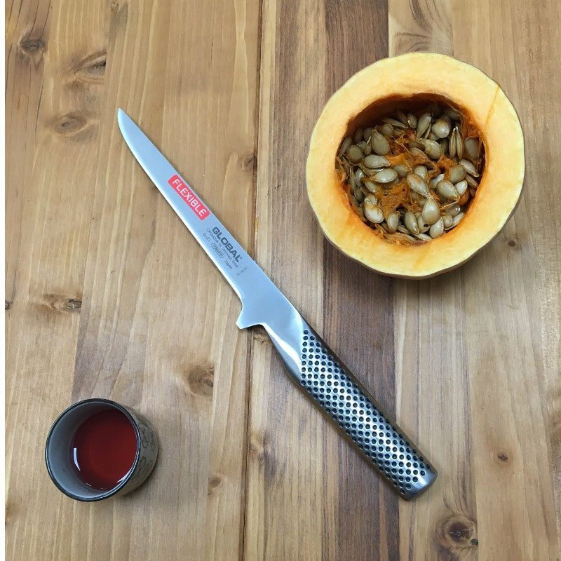 Cuchillo deshuesador Global G-21 con hoja flexible de 16 cm en acero CROMOVA 18, vista lateral