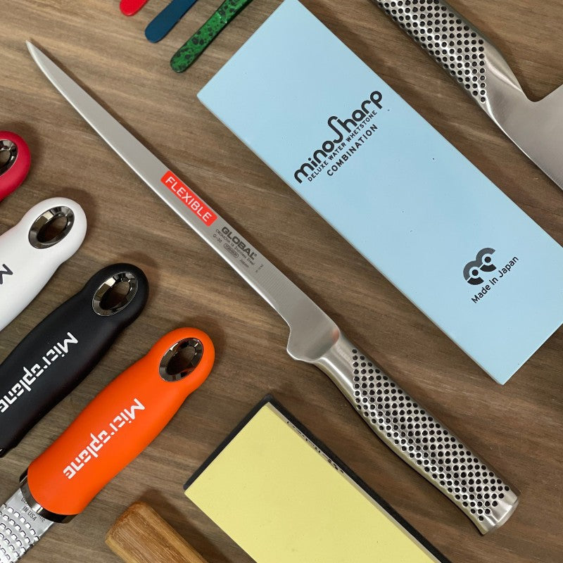 Cuchillo Global G-30 fileteador flexible de hoja estrecha 22 cm en acero CROMOVA 18, vista lateral