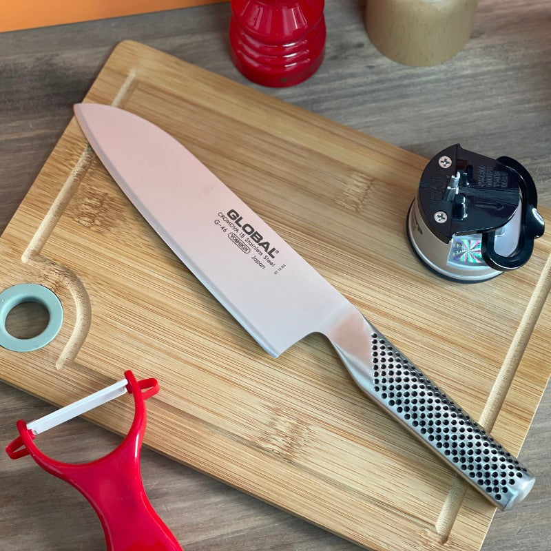 Cuchillo Global G-46 santoku de 18 cm en acero CROMOVA 18, vista lateral completa