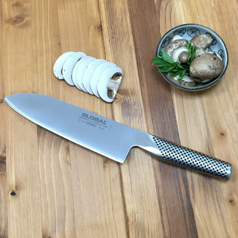 Vista frontal del cuchillo santoku Global G-46 Serie G con hoja de 18 cm