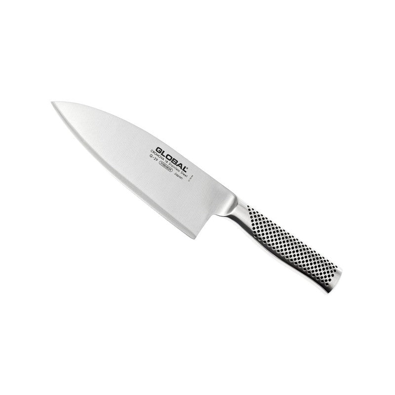 Cuchillo Global G-29 para pescado sobre superficie de madera, perfil de lomo estrecho