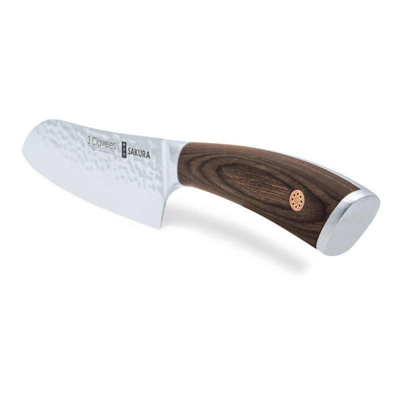 Cuchillo santoku Sakura 3 Claveles cortando verduras sobre tabla de madera