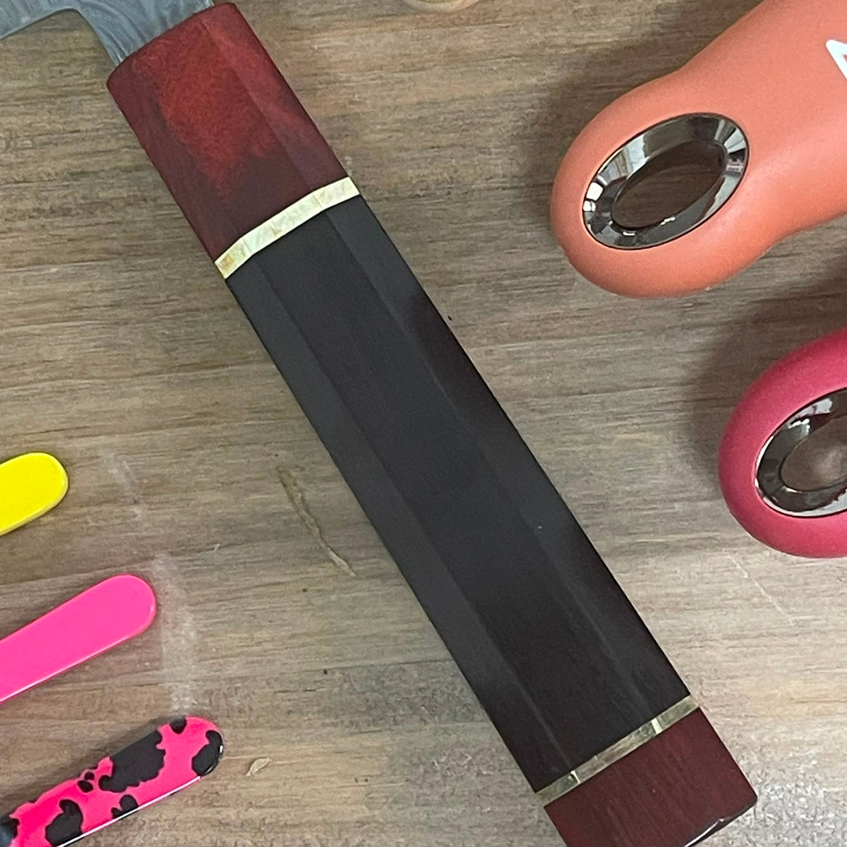 Detalle mango de ébano negro con virola dorada cuchillo sashimi Damascus