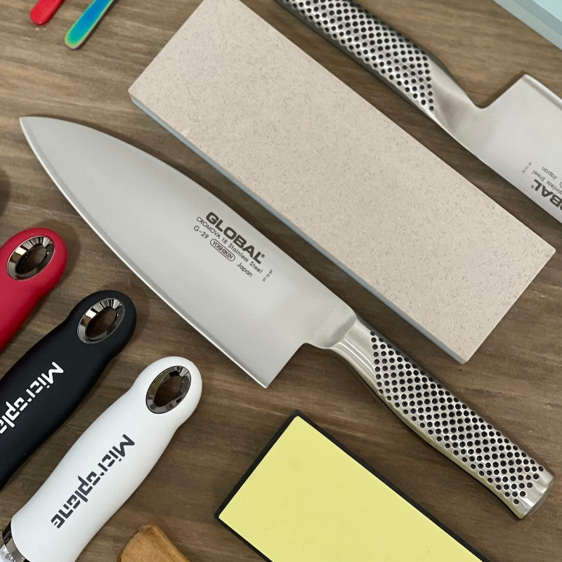 Cuchillo Global G-29 para pescado de 18 cm en acero CROMOVA 18, vista lateral completa