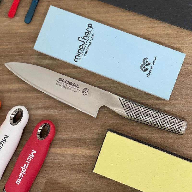 Vista frontal del cuchillo chef Global G-58 Serie G con hoja de 16 cm