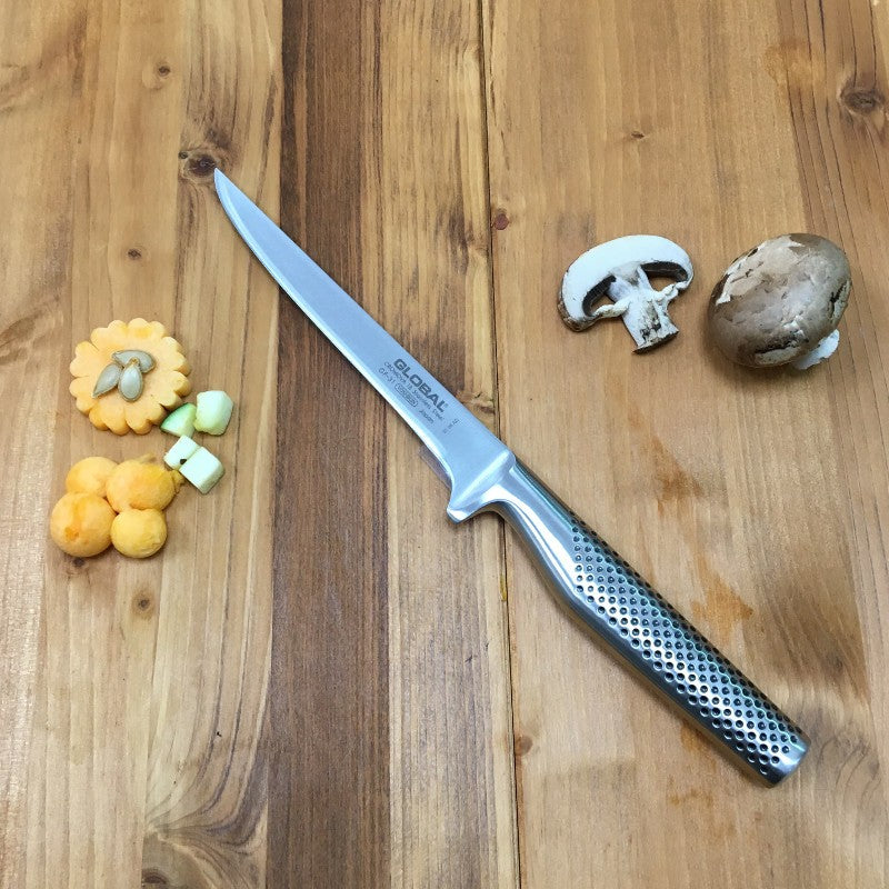 Detalle de la hoja estrecha del cuchillo deshuesador Global GF-31 en acero CROMOVA 18