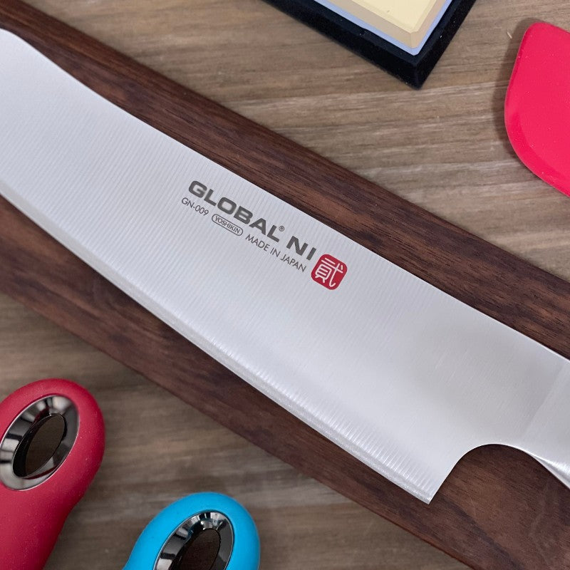 Vista frontal del cuchillo chef kiritsuke Global NI GN-009 Serie NI con hoja de 20 cm