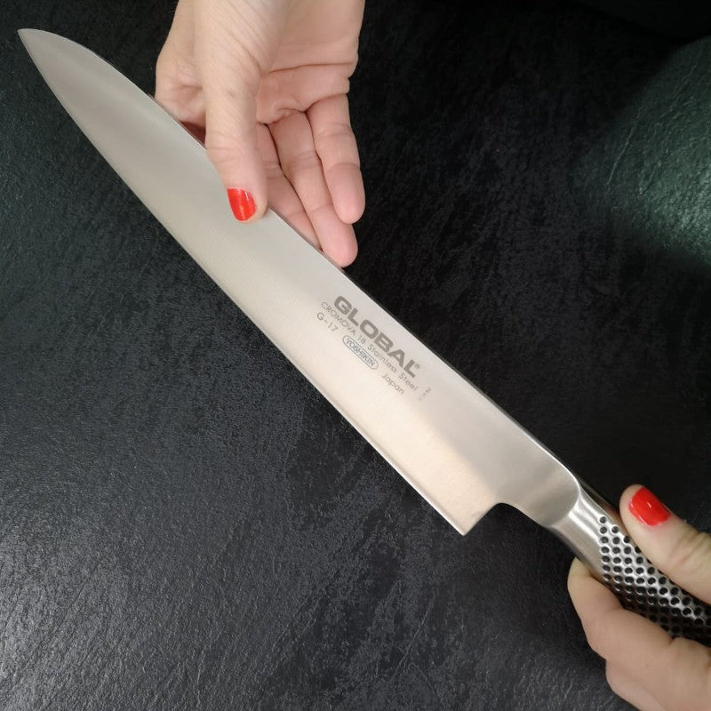 Vista frontal del cuchillo cebollero Global G-17 Serie G con hoja de 27 cm