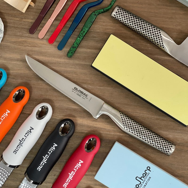 Cuchillo deshuesador forjado Global GF-40 de 15 cm hoja ancha en acero CROMOVA 18, vista lateral
