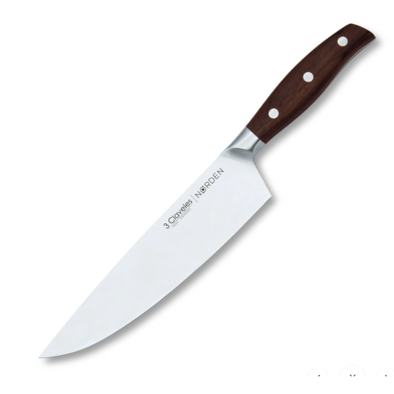 uchillo Norden 3 Claveles cortando verduras en cocina moderna