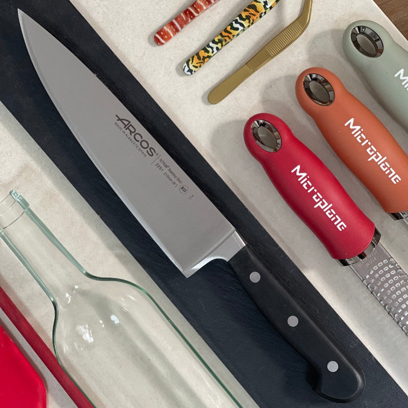 Detalle cuchillo chef Arcos Opera mango ergonómico con remaches acero forjado premium