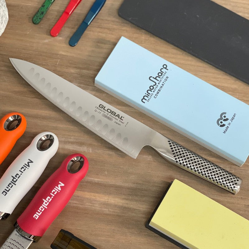 Cuchillo cebollero Global G-77 con hoja alveolada de 20 cm en acero CROMOVA 18, vista lateral
