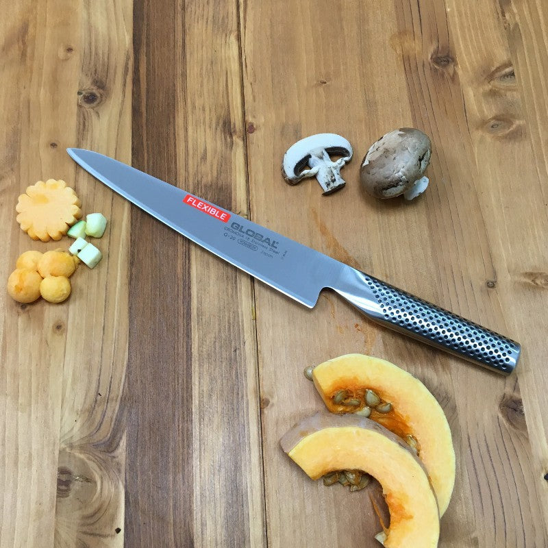 Cuchillo fileteador Global G-20 – detalle flexibilidad de hoja acero inoxidable