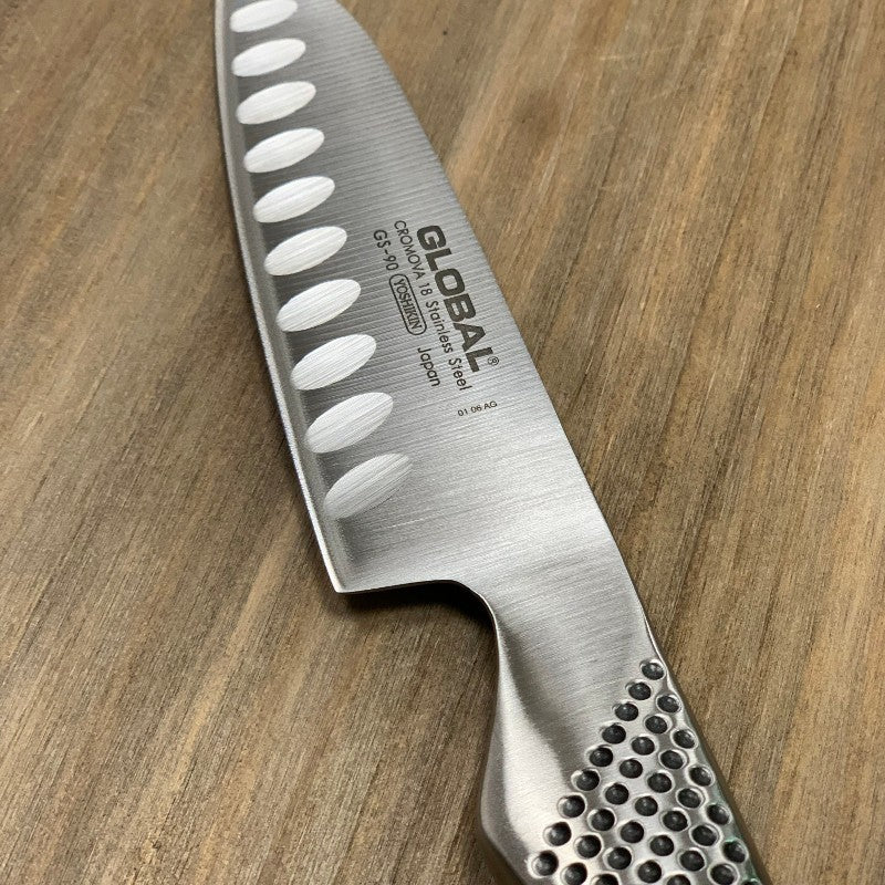 Vista frontal del cuchillo santoku alveolado Global GS-90 Serie GS con hoja de 13 cm
