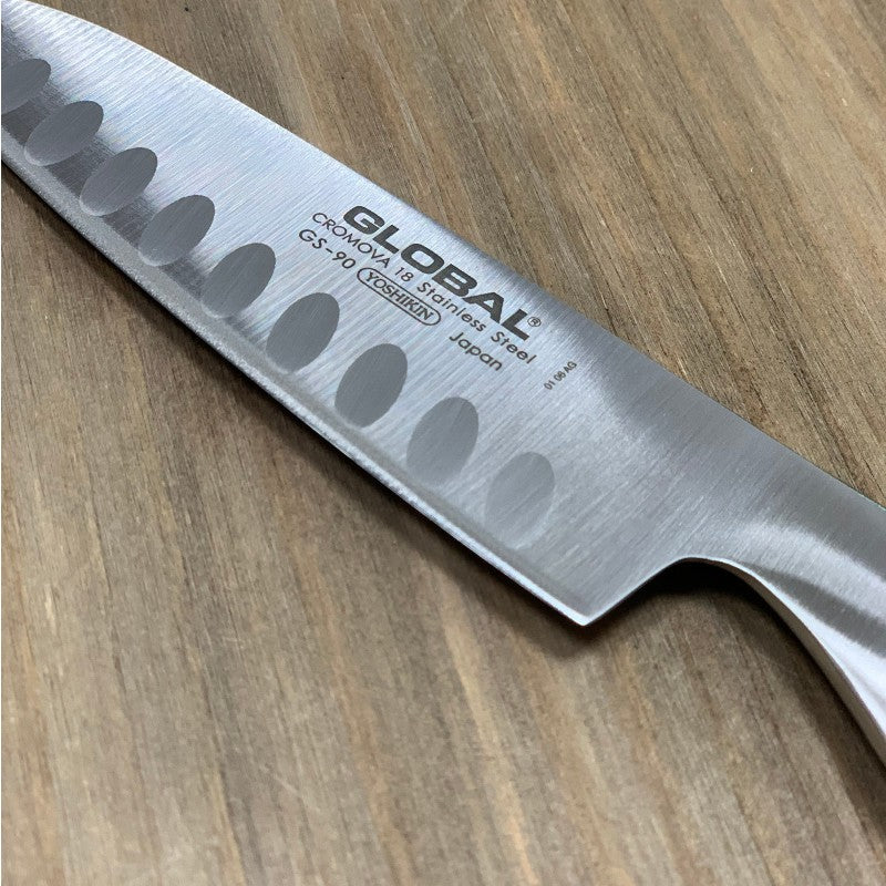 Cuchillo santoku alveolado Global GS-90 hoja 13 cm Serie GS, vista completa sobre fondo blanco