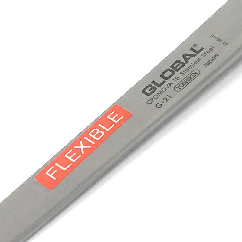Detalle de la hoja flexible del cuchillo deshuesador Global G-21 en acero CROMOVA 18
