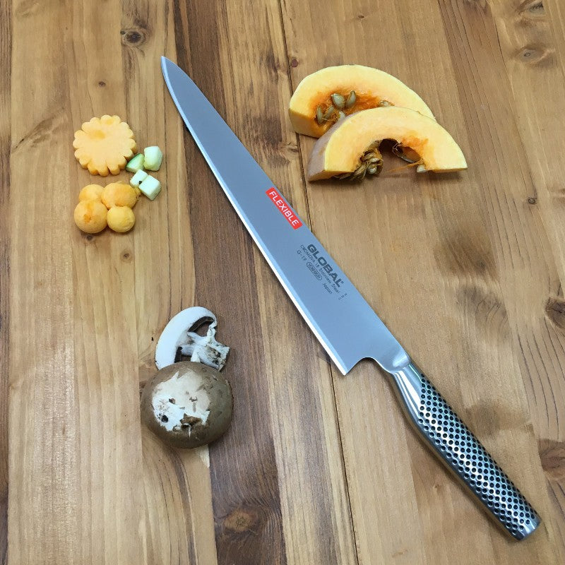 Vista frontal del cuchillo fileteador flexible Global G-19 Serie G con hoja de 29 cm