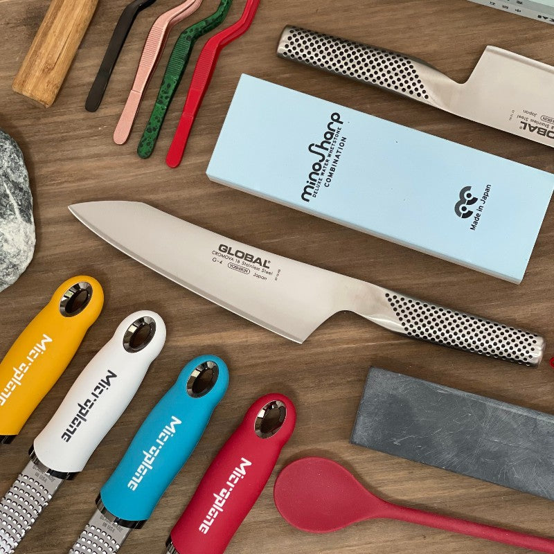 Cuchillo Global G-4 oriental chef de 18 cm en acero CROMOVA 18, vista lateral completa