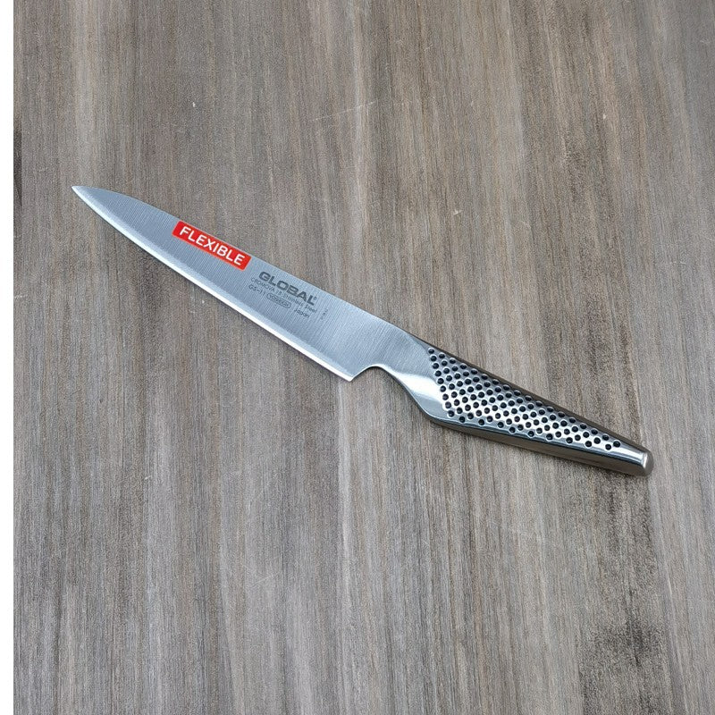 Vista frontal del cuchillo utilitario flexible Global GS-11 Serie GS con hoja de 15 cm