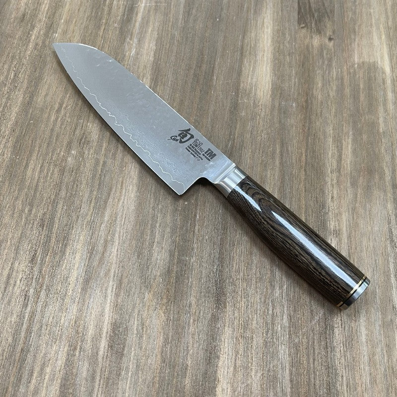 Cuchillo Kai Shun Premier Santoku TDM-1702 mango nogal walnut HRC 61 precisión japonesa