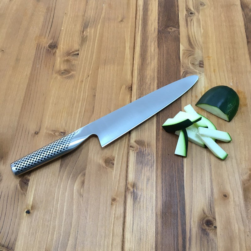 Vista frontal del cuchillo cebollero Global G-1 Serie G con hoja de 21 cm