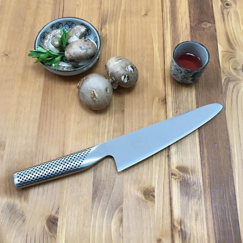 Vista frontal del cuchillo chef Global G-6 Serie G con punta redondeada y hoja de 18 cm