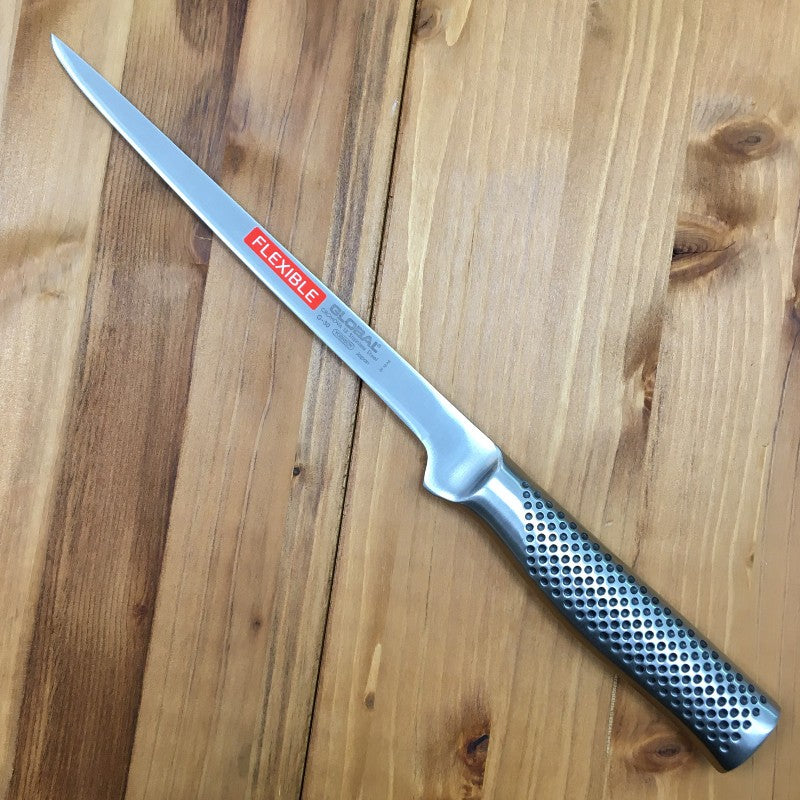 Vista frontal del cuchillo fileteador flexible Global G-30 Serie G con hoja estrecha de 22 cm