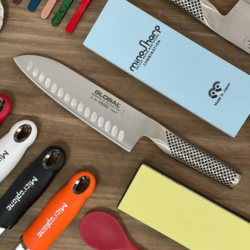 Cuchillo Global G-80 santoku alveolado de 18 cm en acero CROMOVA 18, vista lateral