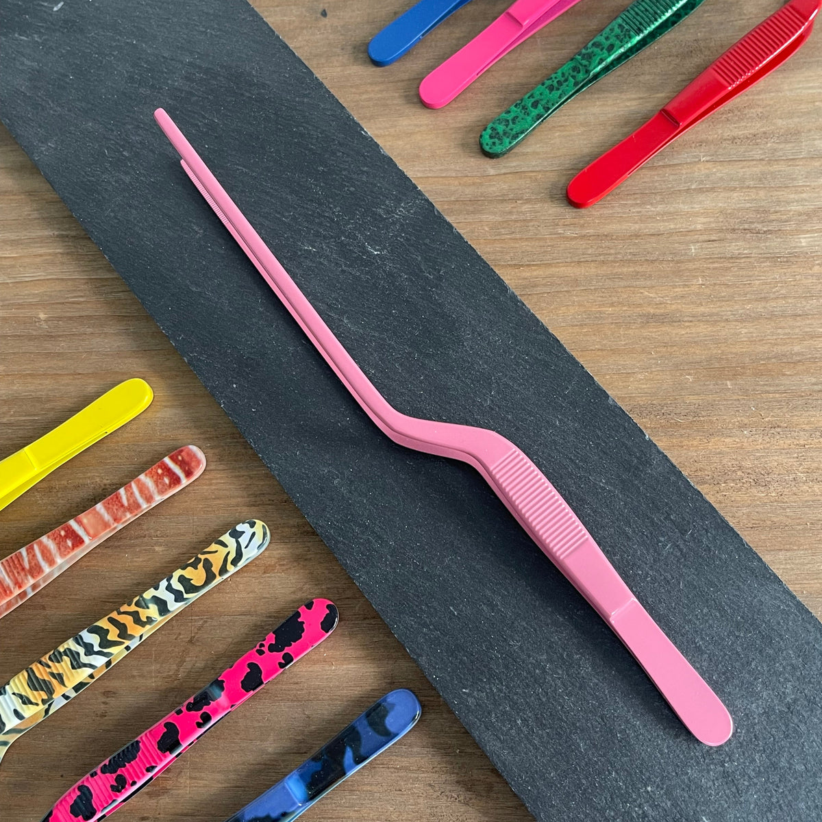 Detalle pinza emplatar rosa mate ergonómica ideal para catering y eventos