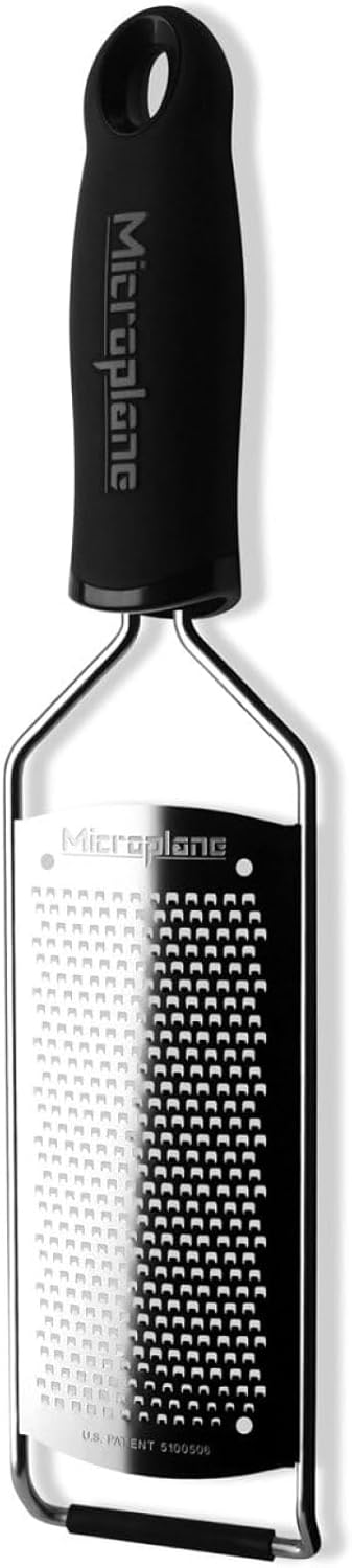 Detalle rallador Microplane Gourmet 45000S acero inoxidable quirúrgico ultra afilado bordes antideslizantes profesional
